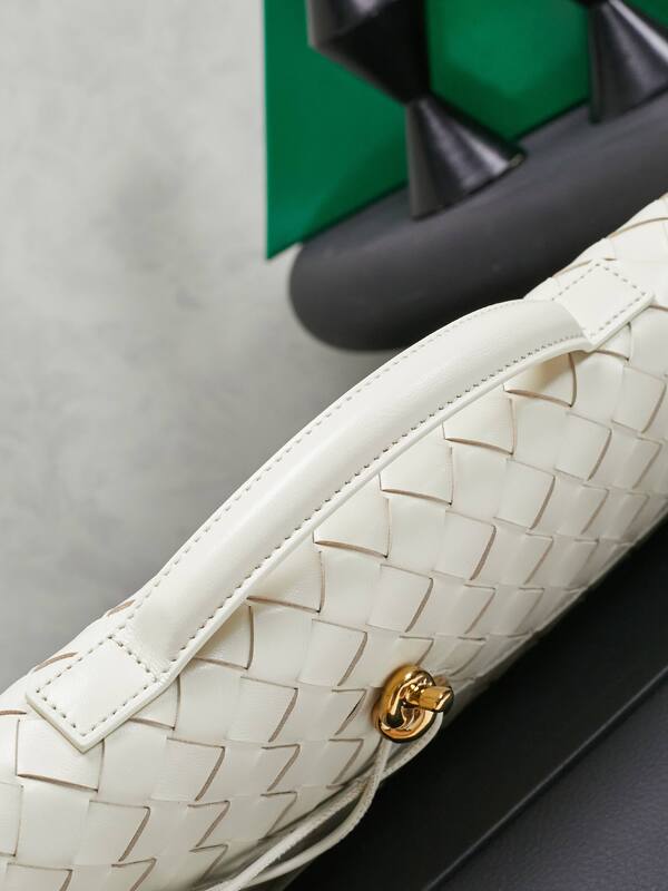 Bottega Veneta White shoulder bag — AAA Quality Replica