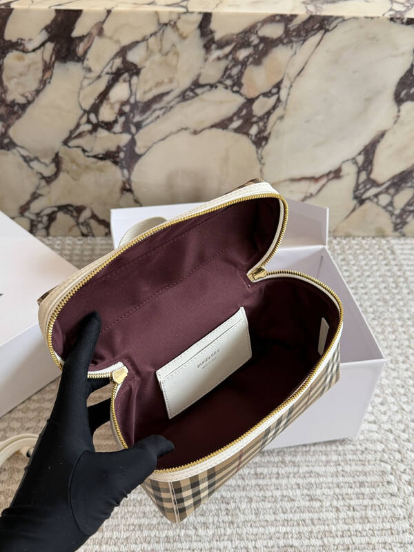 Burberry White shoulder bag — Premium Replica