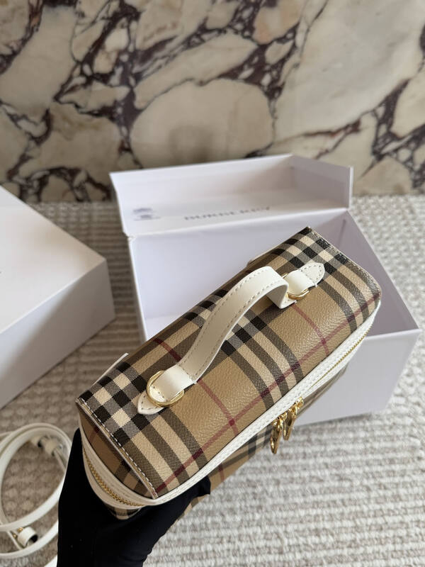 Burberry White shoulder bag — Premium Replica