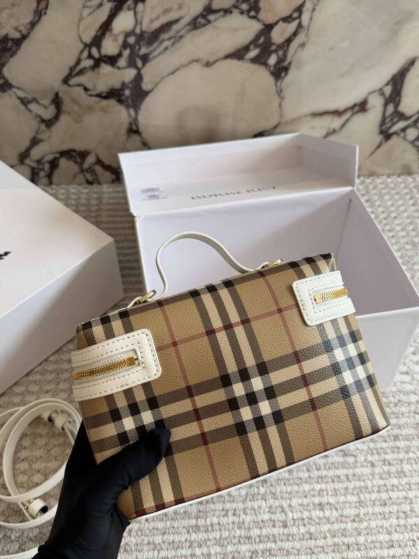 Burberry White shoulder bag — Premium Replica