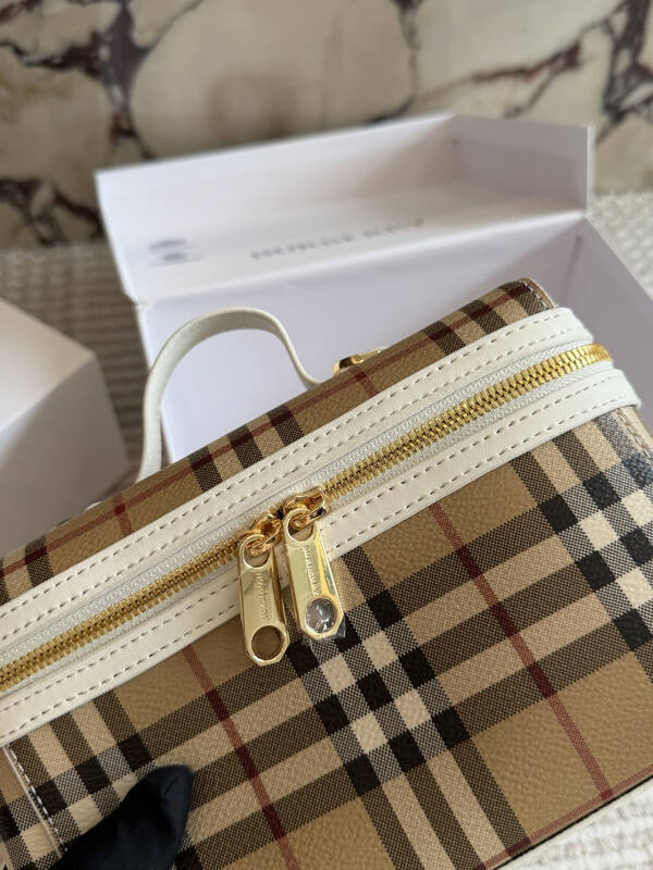 Burberry White shoulder bag — Premium Replica