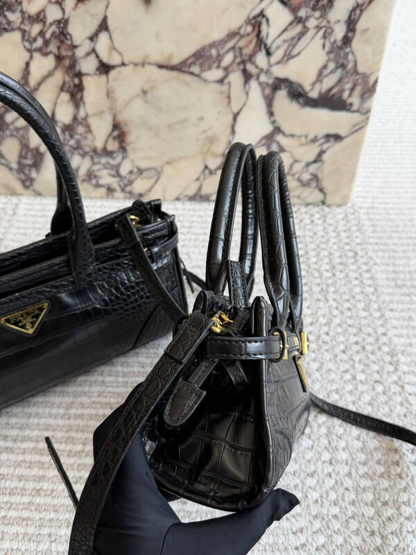 Prada Black shoulder bag — AAA Quality Replica