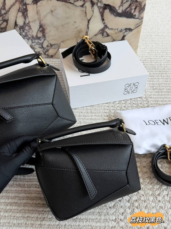 Loewe Black shoulder bag — AAA Quality Replica