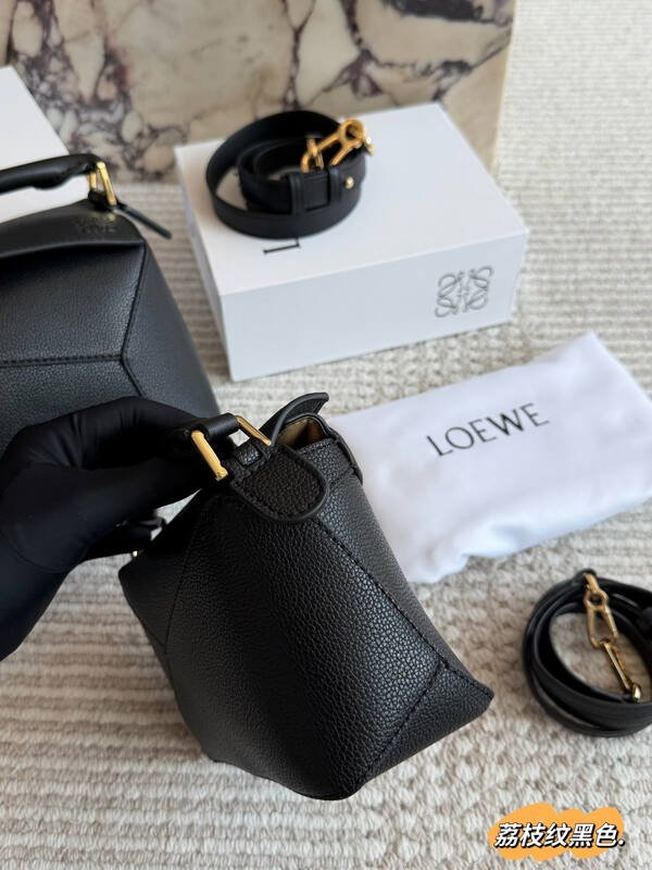 Loewe Black shoulder bag — AAA Quality Replica