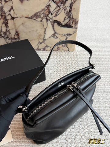 Loewe Black shoulder bag 1 1 Replica