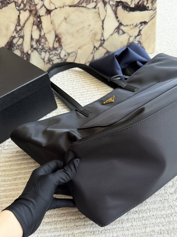 Prada Re-Edition Black shoulder bag — 1:1 Replica