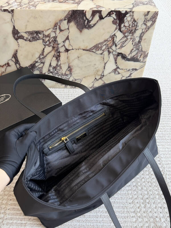 Prada Re-Edition Black shoulder bag — 1:1 Replica