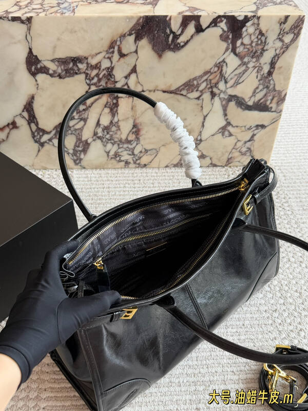 Prada Black 40x30x16cm shoulder bag — 1:1 Replica