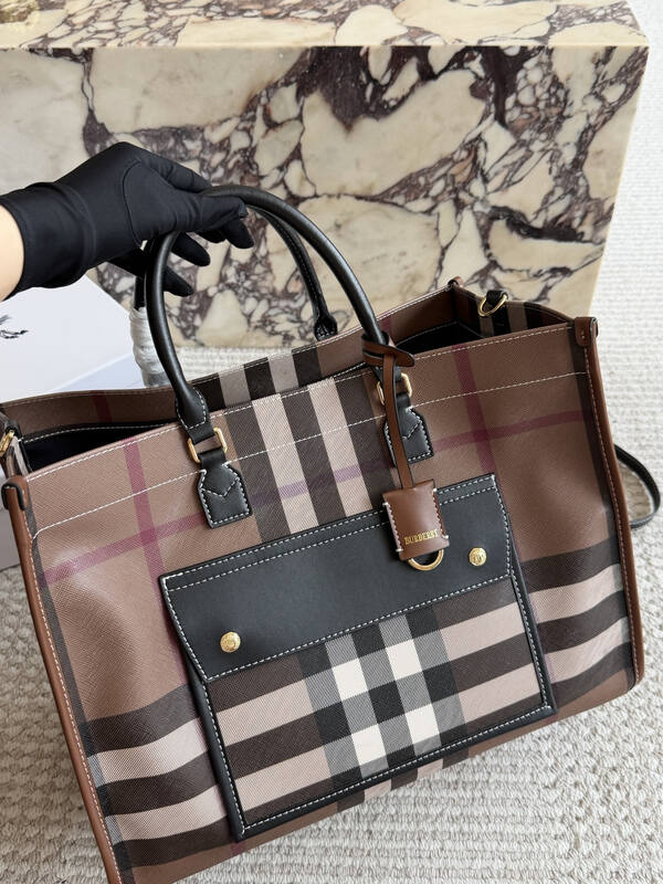 Burberry Black shoulder bag — Premium Replica