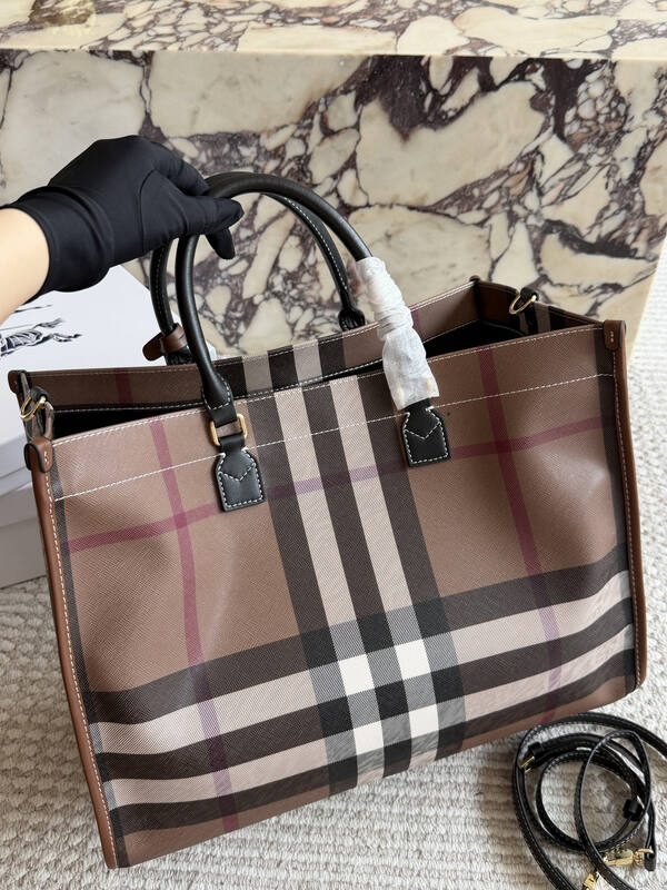Burberry Black shoulder bag — Premium Replica
