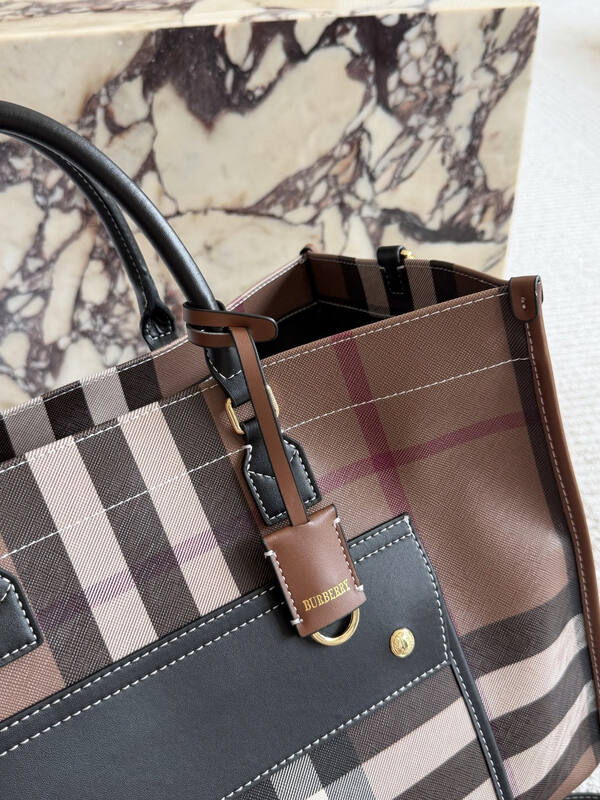 Burberry Black shoulder bag — Premium Replica