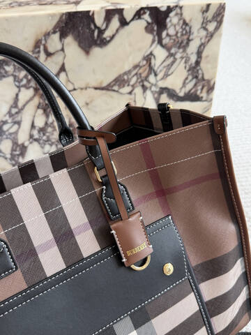 Burberry Black shoulder bag Premium Replica