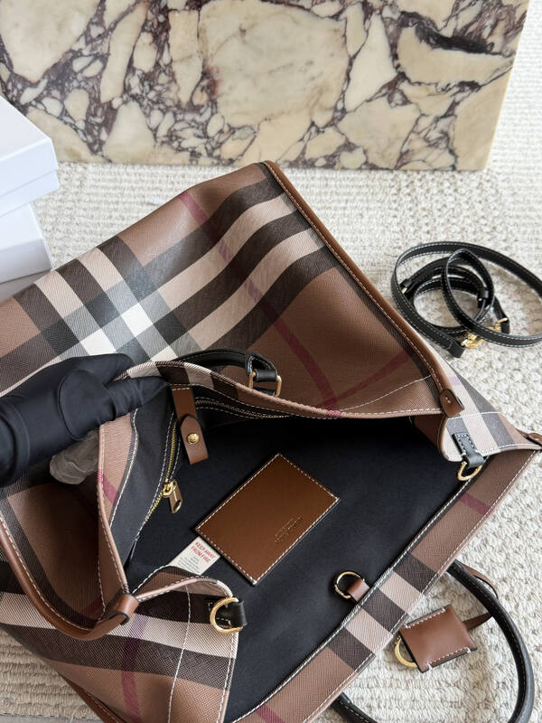 Burberry Black shoulder bag — Premium Replica