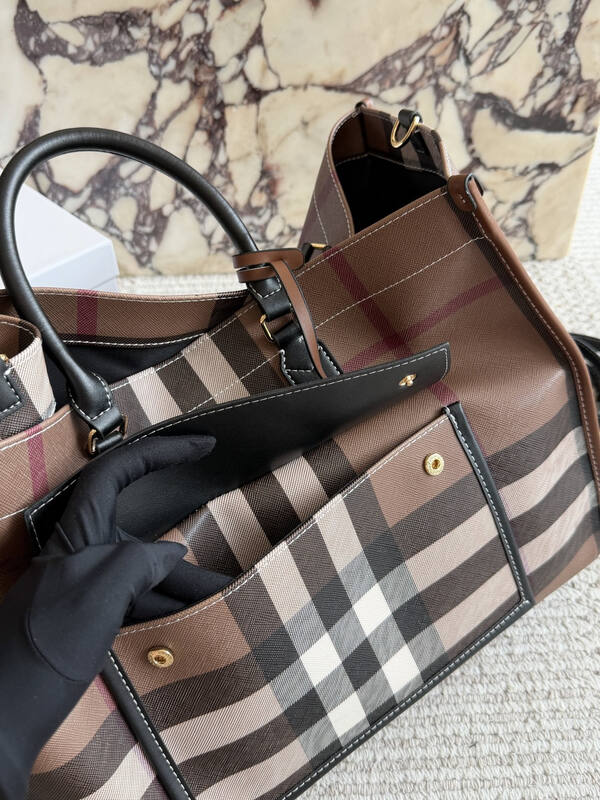 Burberry Black shoulder bag — Premium Replica