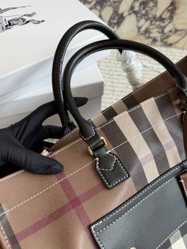 Burberry Black shoulder bag — Premium Replica