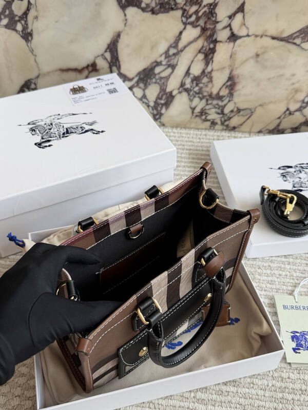 Burberry Black shoulder bag — Premium Replica