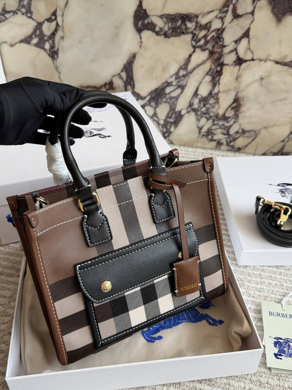 Burberry Black shoulder bag — Premium Replica