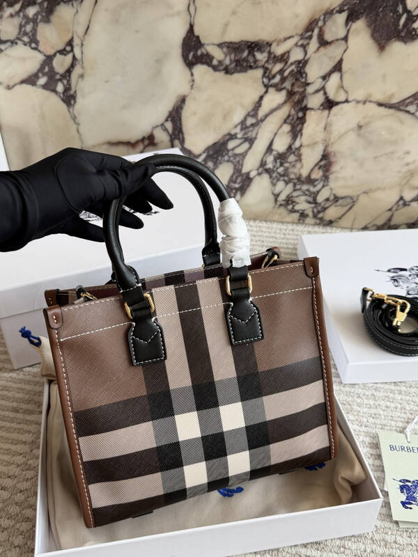Burberry Black shoulder bag — Premium Replica