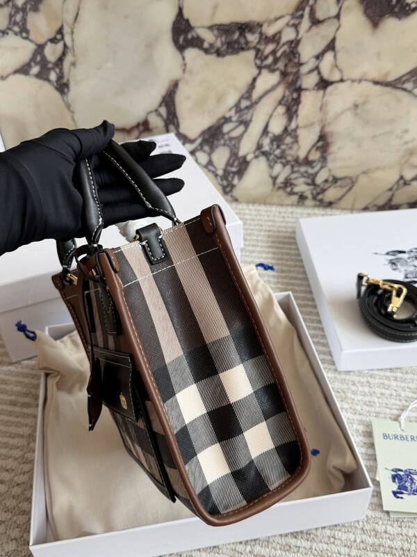 Burberry Black shoulder bag — Premium Replica