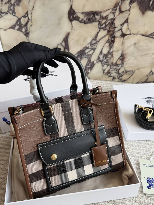 Burberry Black shoulder bag — Premium Replica