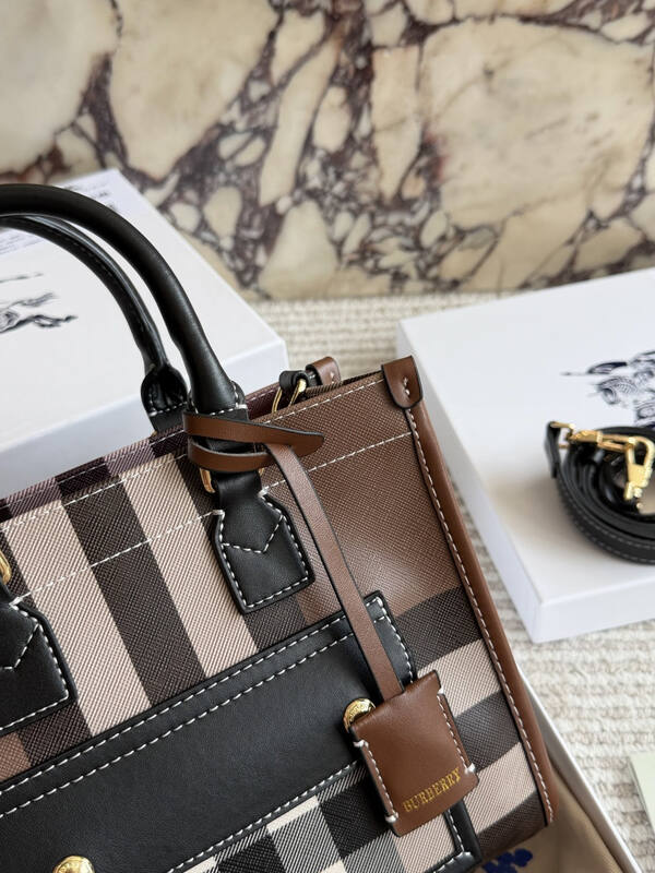 Burberry Black shoulder bag — Premium Replica
