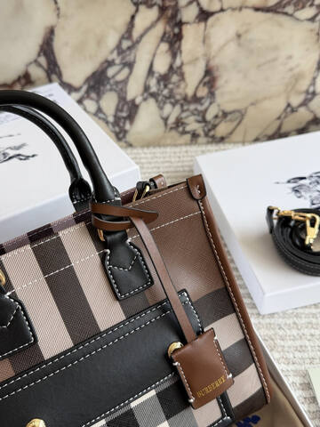 Burberry Black 18x12cm shoulder bag Premium Replica