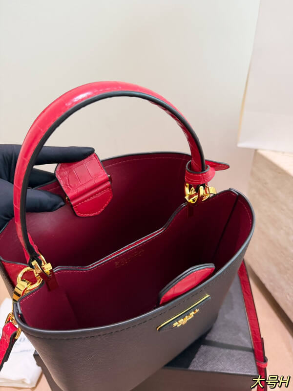 Prada Black 25x18x10cm shoulder bag — 1:1 Replica