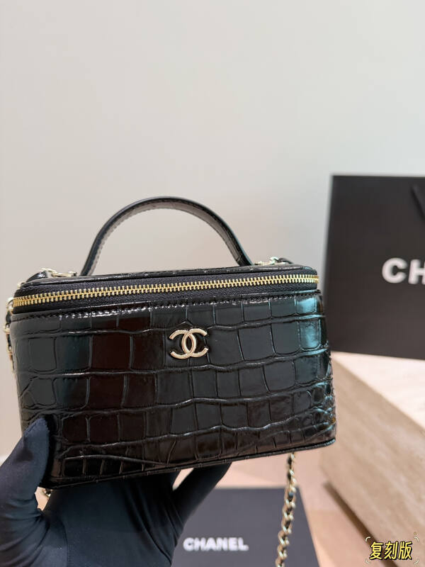 Chanel Vanity Case Green crocodile-embossed crossbody — Top Quality Replica