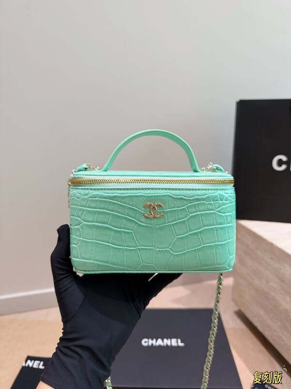 Chanel Vanity Case Green crocodile-embossed crossbody — Top Quality Replica