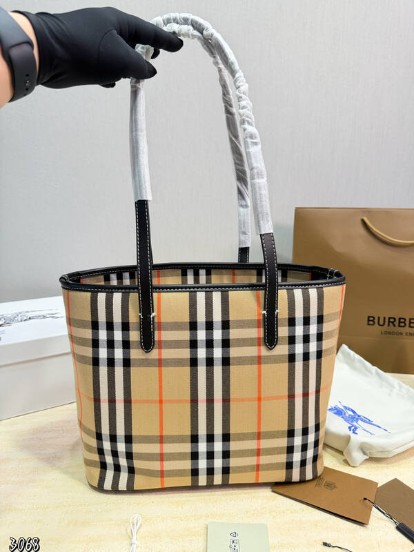 Burberry Black shoulder bag — Top Quality Replica