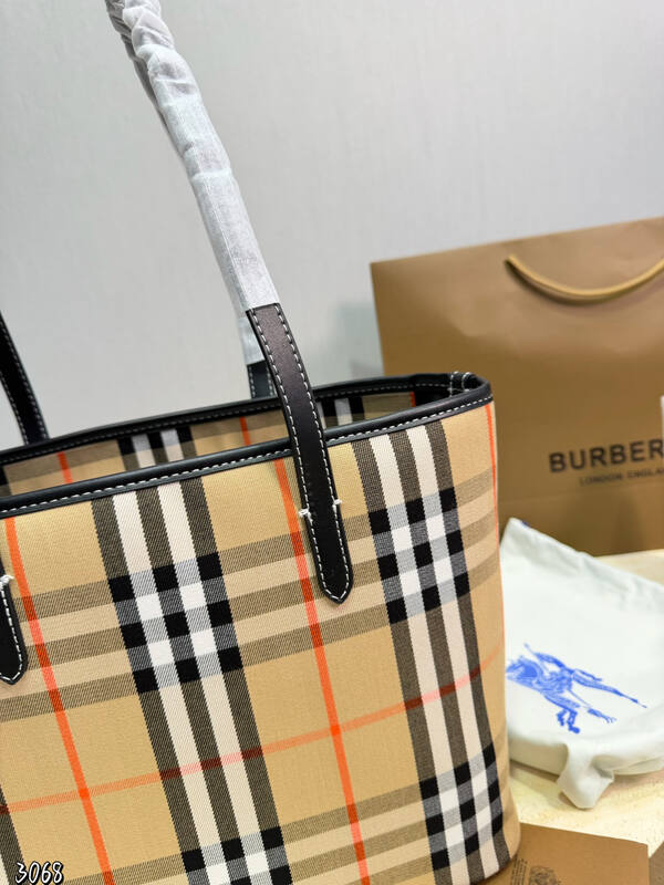 Burberry Black shoulder bag — Top Quality Replica