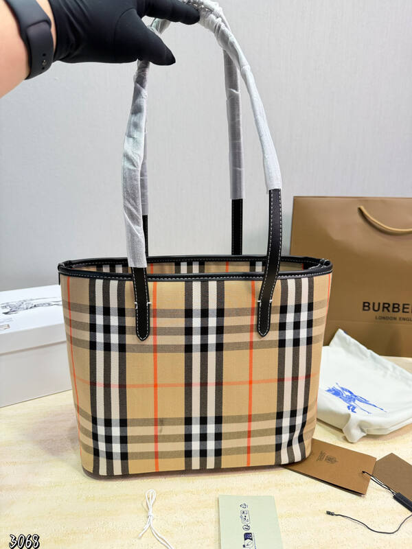 Burberry Black shoulder bag — Top Quality Replica
