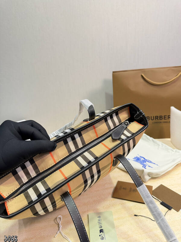 Burberry Black shoulder bag — Top Quality Replica