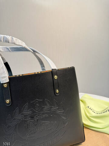 Burberry Black shoulder bag 1 1 Replica