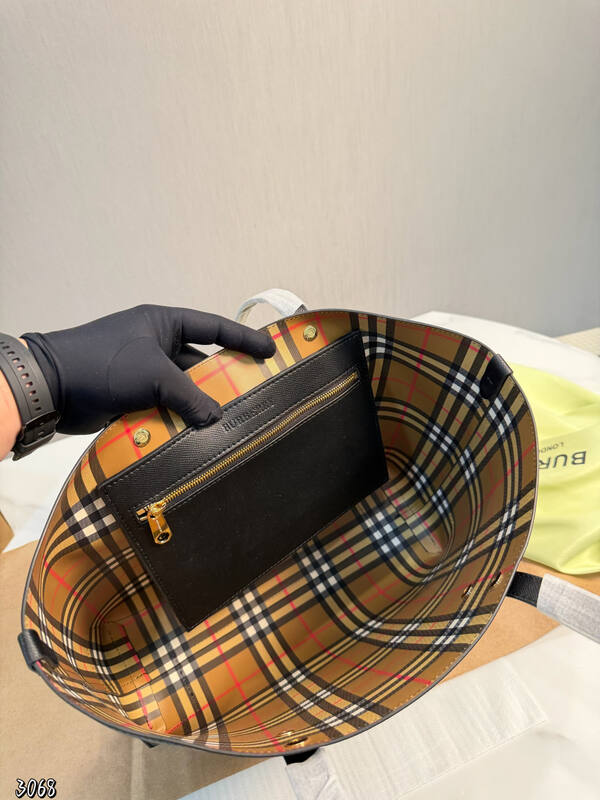 Burberry Black shoulder bag — 1:1 Replica