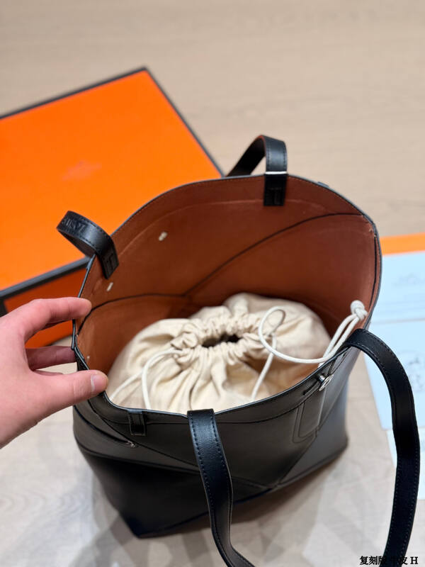 Loewe Black shoulder bag — Premium Replica