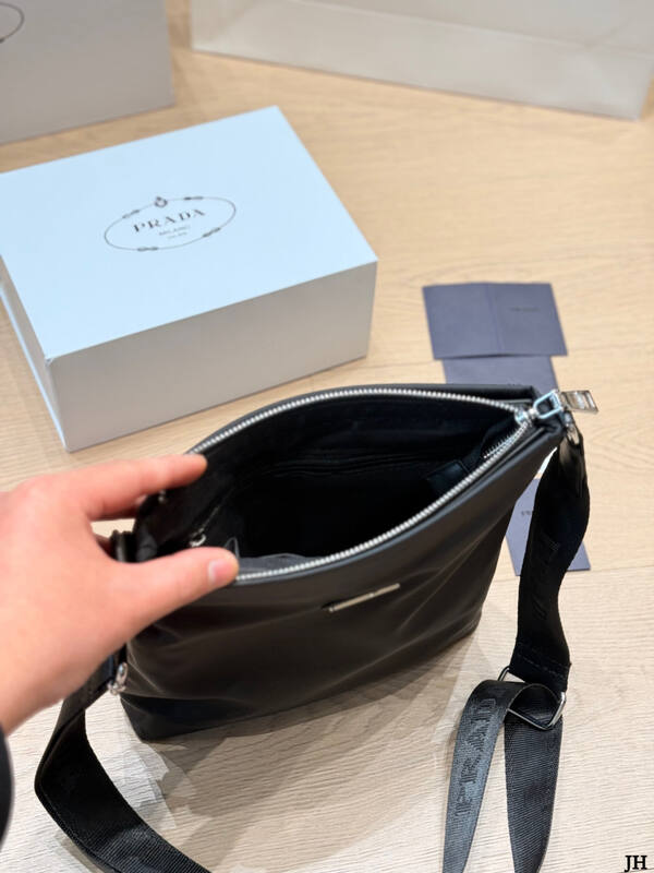 Prada Black 25x18x10cm shoulder bag — Premium Replica