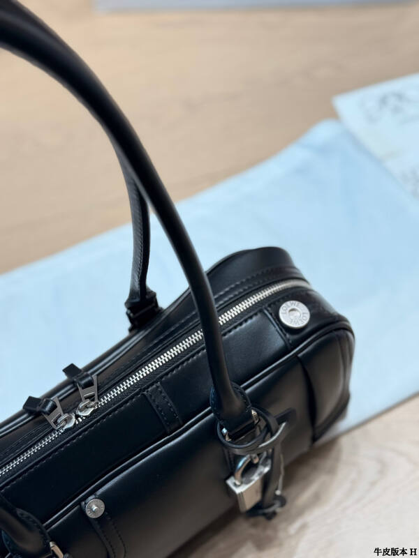 Loewe Black shoulder bag — Premium Replica
