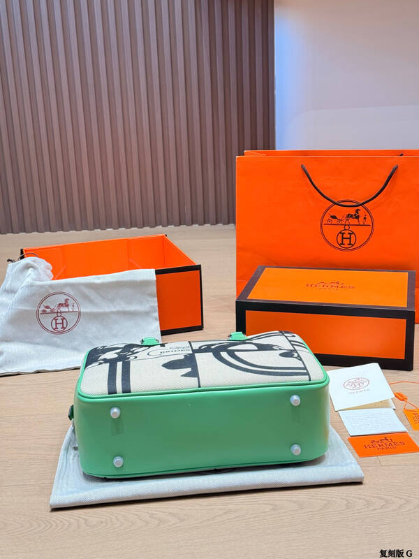 Hermes Brides White Black Green everyday — AAA Quality Replica