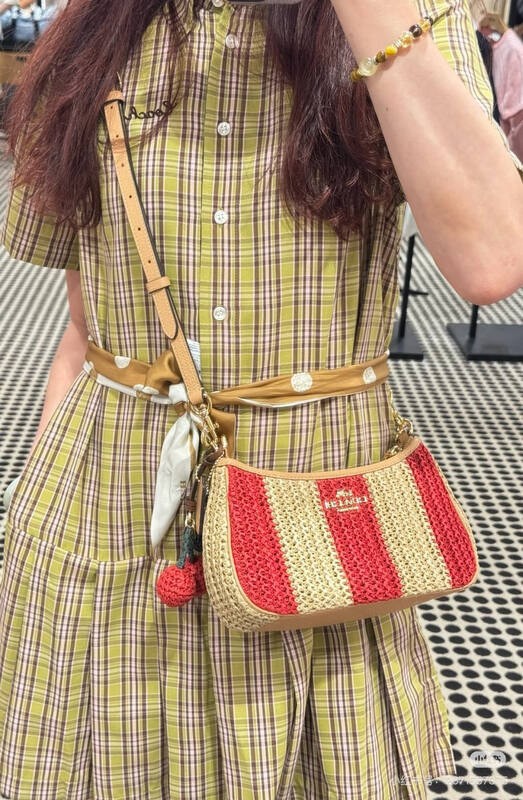Coach Red beige striped straw with tan leather trim shoulder bag — Top Quality Replica