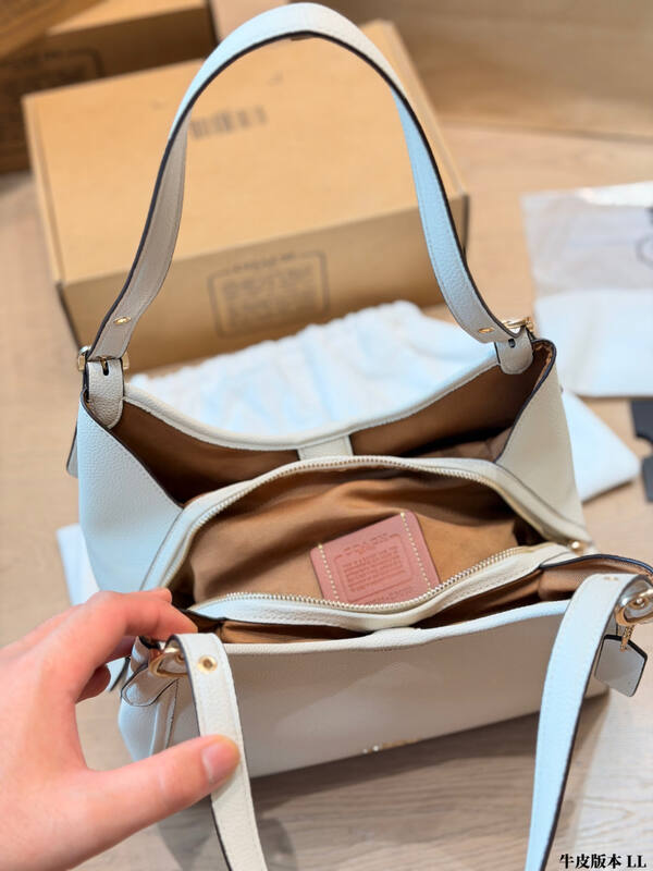 Coach Off-white grained leather 28x22x10cm shoulder bag — Premium Replica