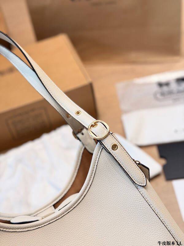 Coach Off-white grained leather 28x22x10cm shoulder bag — Premium Replica