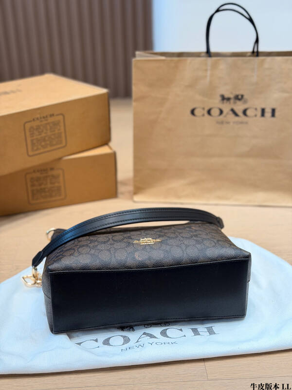 Coach Monogram shoulder bag — Premium Replica