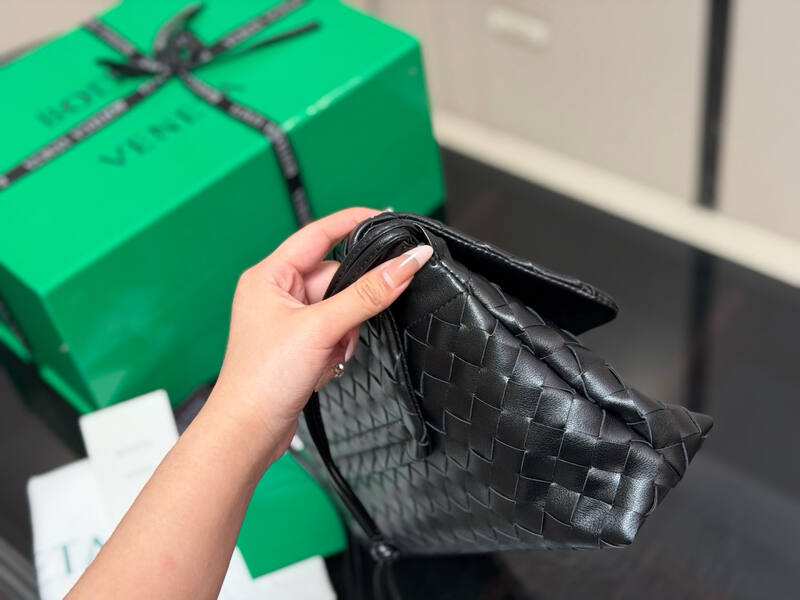 Bottega Veneta Black shoulder bag — Top Quality Replica