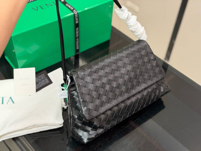 Bottega Veneta Black shoulder bag — Top Quality Replica