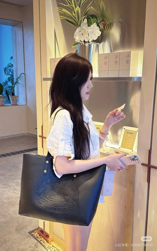 Burberry Black 38x32x14cm tote bag — Top Quality Replica