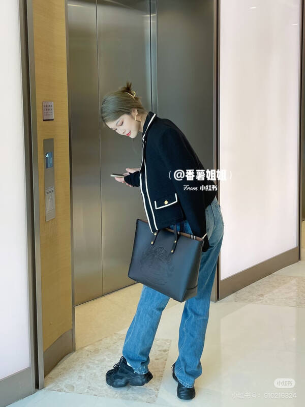 Burberry Black 38x32x14cm tote bag — Top Quality Replica