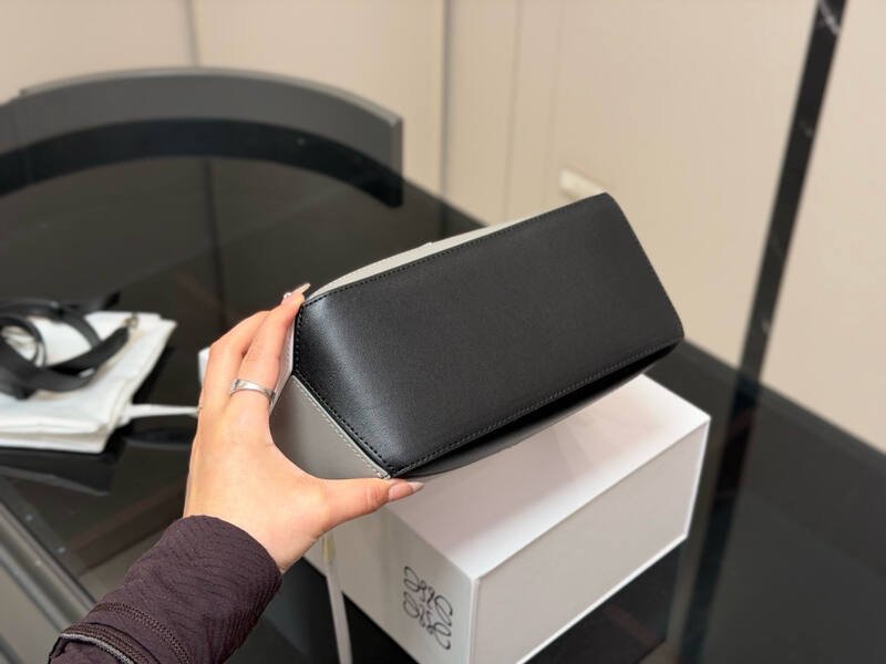 Loewe Black 25x18x10cm shoulder bag — AAA Quality Replica