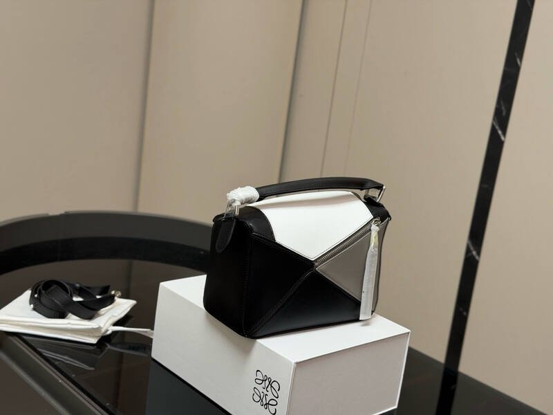 Loewe Black 25x18x10cm shoulder bag — AAA Quality Replica