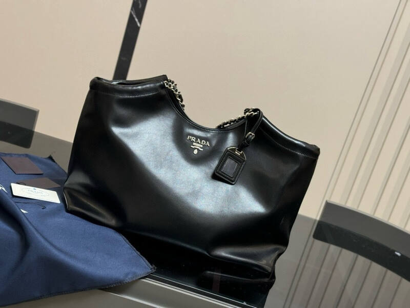 Prada Re-Edition Black shoulder bag — Premium Replica